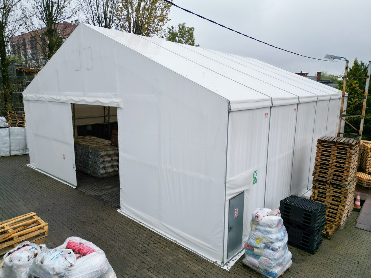 krotka hala namiotowa