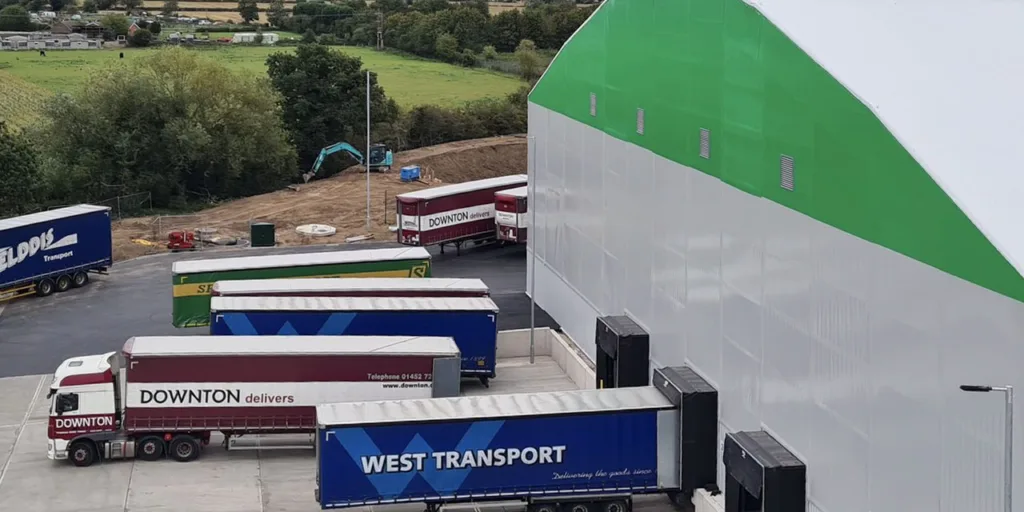 Dlaczego hale namiotowe stają się standardem w logistyce i produkcji?