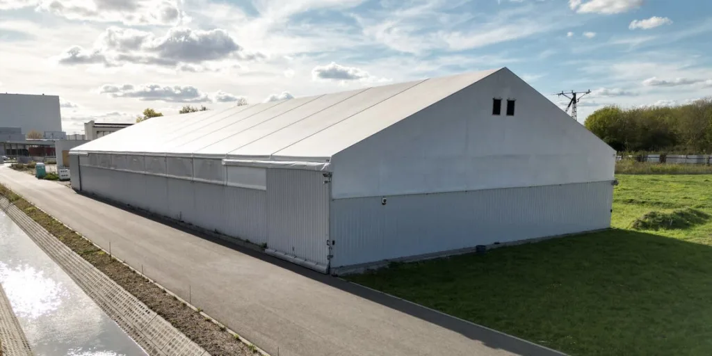 Hale namiotowe dla logistyki: magazynowanie, produkcja i eventy w praktyce